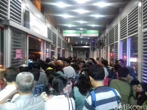 Ganjil Genap Belum Selesaikan Masalah, Transportasi Umum Masih Penuh Sesak