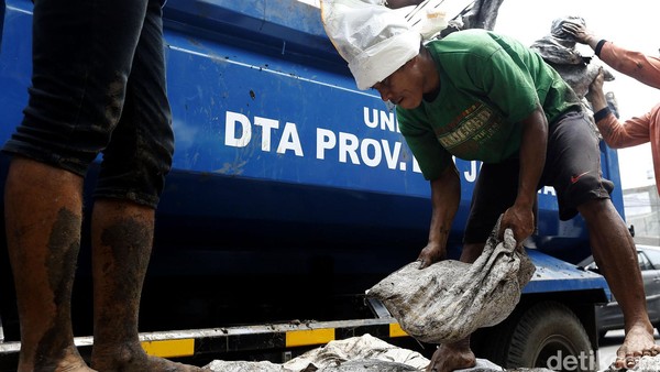 Lumpur di Selokan Jalan KS Tubun Dikeruk