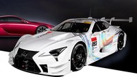 Lexus LC 500 standard (merah) dan Lexus LC 500 versi balap (putih). Untuk diketahui, Lexus LC 500 awalnya dirancang sebagai coupe grand touring. Mobil ini terbukti bisa beradaptasi untuk balap dengan penambahan paket aerodinamika, pengurangan bobot dan penyesuaian mesin spesifikasi balap.