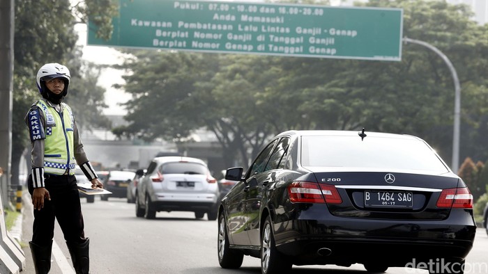 Aturan sistem ganjil genap mulai diberlakukan pagi ini di jalur-jalur bekas 3 in 1, salah satunya di kawasan Bundaran Senayan. Meski sudah digembar-gemborkan, masih ada saja pengendara yang memakai pelat ganjil nekat melintas di lokasi ini.
