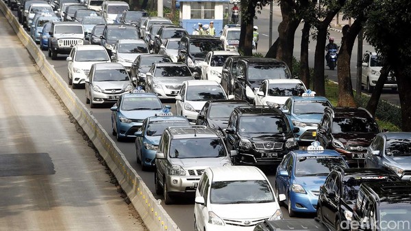 Hari Pertama Ganjil-Genap, Lalin Sudirman Padat