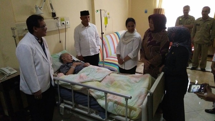 Usai Luncurkan Kartu Tani, Menteri Rini Besuk Gus Solah di Rumah Sakit