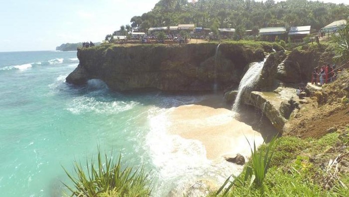 Pantai dengan air terjun di Pacitan
