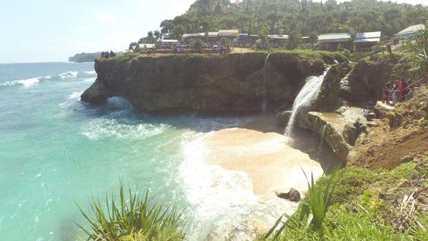 Pantai dengan air terjun di Pacitan