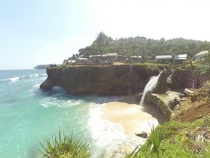 Keren! Pacitan Punya Pantai Dengan Air Terjun