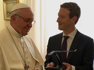 Bos Facebook Beri Drone Internet pada Paus Francis