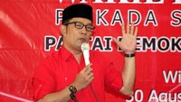 Mengenakan kemeja warna merah lengan panjang serta memakai peci, Ridwan Kamil menyampaikan pidatonya.