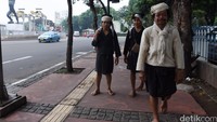 Warga suku Baduy berjalan di kawasan Senayan, Jakarta, Selasa (30/8/2016).