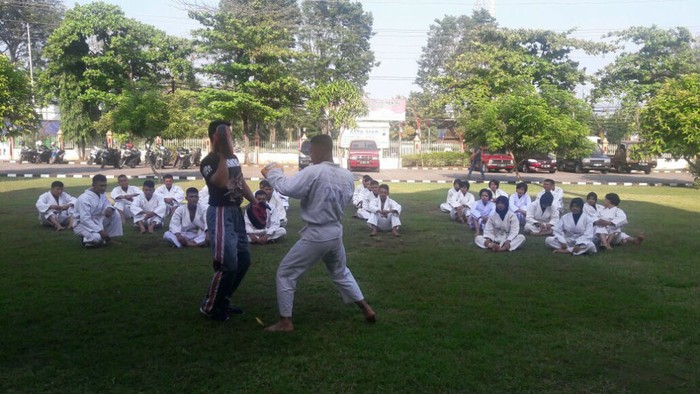 Cegah Arogansi Anggota, Polres Kendal Berikan Latihan Muay Thai