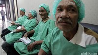 Beberapa warga mengantre operasi katarak.