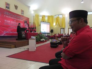Pakai Kemeja Merah, Ridwan Kamil Hadiri Sekolah Partai PDIP