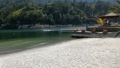 Penampakan Pantai di Danau Toba