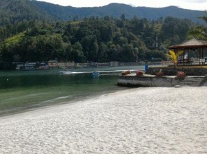Percaya Tak Percaya, Ada Pantai di Danau Toba
