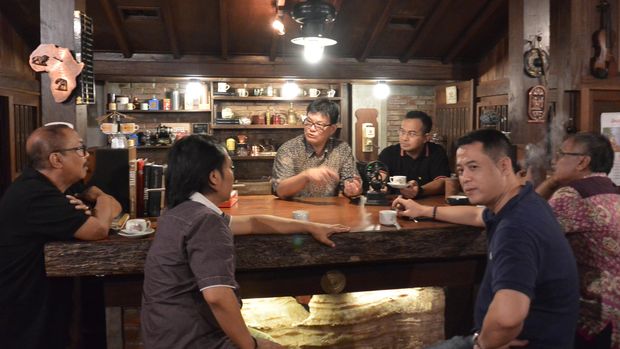 Iwan (tengah) sedang santai di sanggarnya