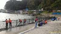 Beda jika di di beberapa hotel sekitar. Tepiannya cukup landai dan tertutup pasir. Membuat areanya terasa seperti pantai (Habib/detikTravel)