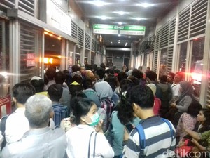 Bus TransJabodetabek Penuh Sesak, Penumpang: Pagi Nelangsa, Pulang Sengsara