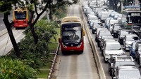 Lalu lintas di Jalan Sudirman padat di hari pertama pemberlakukan ganjil-genap.