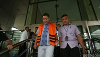 Tersangka kasus suap yang merupakan Anggota DPRD Provinsi Sumatera Utara Bustami HS usai menjalani pemeriksaan di Gedung KPK, Jakarta, Selasa (30/8/2016).