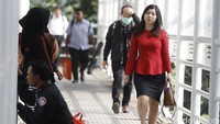 Para karyawan memilih memarkirkan kendaraan di rumah karena pemberlakuan pembatasan kendaraan dengan sistem ganjil-genap.