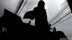Lumpur di Selokan Jalan KS Tubun Dikeruk