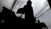 Lumpur itu dibersihkan untuk mengantisipasi banjir di kawasan tersebut.