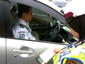 Langgar Ganjil Genap, Pegawai Kemenhub Ini Ditilang di Jl Medan Merdeka Barat