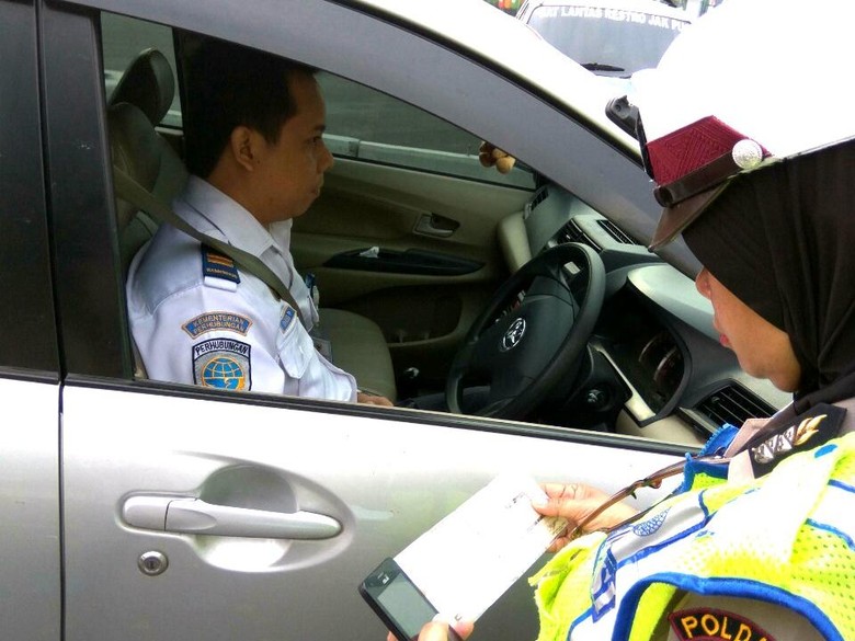 Langgar Ganjil Genap, Pegawai Kemenhub Ini Ditilang di Jl Medan Merdeka Barat Langgar Ganjil Genap, Pegawai Kemenhub Ini Ditilang di Jl Medan Merdeka Barat