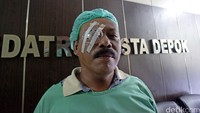 Seorang warga usai menjalani operasi katarak.