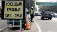 Sebuah papan pemeriksaan kendaraan ganjil-genap terpampang di kawasan Bundaran Senaya.