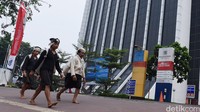 Mereka membelah jalanan ibukota yang dipenuhi gedung pencakar langit.