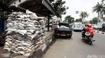 Lumpur di Selokan Jalan KS Tubun Dikeruk