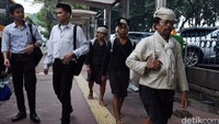 Warga Suku Baduy ini datang untuk menemui seseorang yang pernah datang ke desa tempat mereka tinggal sekaligus untuk menjual hasil kerajinan yang mereka bawa.