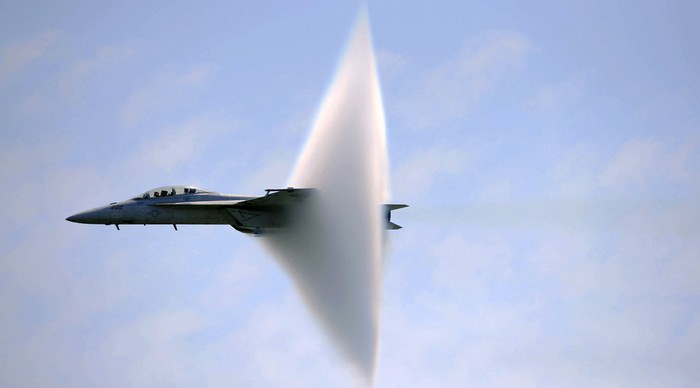 Pesawat tempur dengan kecepatan supersonik menimbulkan sonic boom (Foto: Reuters)