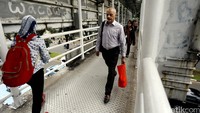 Para karyawan yang bekerja di kawasan Sudirman melintas di jembatan Busway.