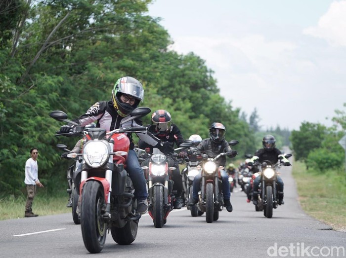 Ducatisti Indonesia dan Lady Biker Malaysia Turing 1.000 Km di Sumatera