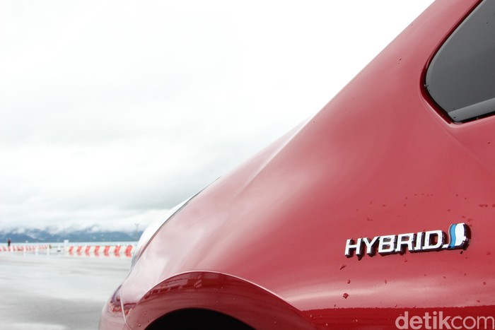 Toyota Prius adaha mobil hybrid dari Toyota