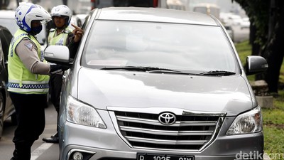 Mobil Berpelat Ganjil Ditilang di Bundaran Senayan