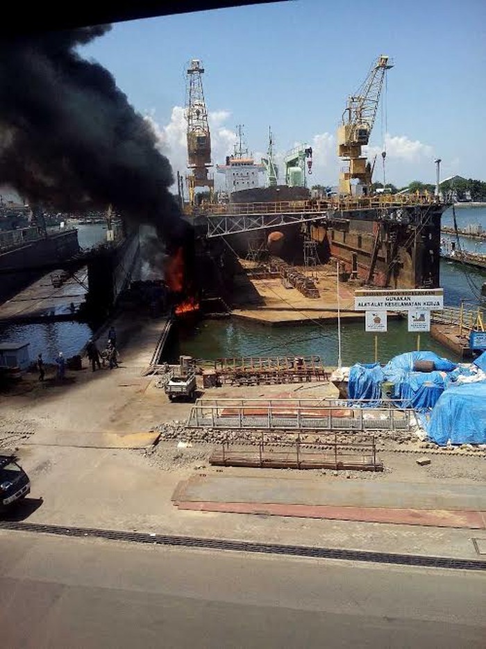 Tumpukan Limbah Sampah di Areal PT PAL Terbakar