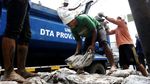 Lumpur di Selokan Jalan KS Tubun Dikeruk