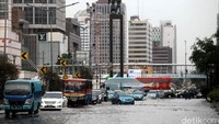Banjir merendam kawasan Bundaran Hotel Indonesia.