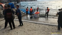 Wisatawan yang ada di Pantai Bebas. Meski tak bisa berenang, namun pengunjung tetap senang bermain di sini karena suasananya yang unik seperti pantai sungguhan (Habib/detikTravel)