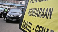 Polisi menilang pengendara yang memakai mobil berpelat ganjil, Selasa (30/8/2016).