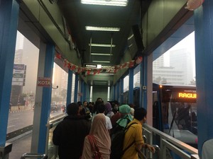 Selain Padat Penumpang, Halte Tosari Juga Jadi Tempat Berteduh