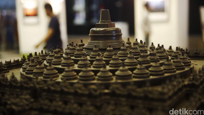 Pengunjung mengamati foto-foto Candi Borobudur dan Prambanan yang dipamerkan di Gedung A Kementerian Pendidikan dan Kebudayaan, Jakarta, Selasa (30/8). Pameran foto yang menampilkan 25 karya yang merekam Candi Borobudur dan Prambanan itu digelar untuk memperingati 25 tahun penetapan Candi Borobudur dan Prambanan sebagai warisan dunia oleh UNESCO. (Foto: Rachman Haryanto/detikcom)