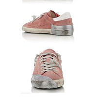 Adalah brand bernama Golden Goose, karya desainer asal Italia, Francesca Rinaldo dan Alessandro Gallo yang karya sneakers ‘rusak’ menjadi kontroversi. Sneakers usang dari Golden Goose ini dijual mulai dari US$ 114 sampai US$ 655 atau sekitar Rp 1,7 juta sampai Rp 89,7 juta. Foto: Dok. Barneys New York