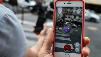 Untuk game yang satu ini mungkin tak perlu dipungkiri lagi ketenarannya. Walau hanya beberapa saat, Pokemon Go sempat menjadi viral dan berbagai penjuru dunia larut dalam hype game mobile besutan Niantic Labs ini. Foto: BBC Magazine