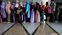 Para pengunjung mengantre memasuki ruang sidang uji materi.