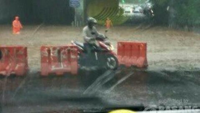 Banjir, Kolong Flyover Dukuh Atas Tak Bisa Dilalui Kendaraan