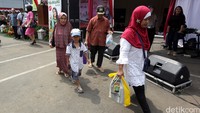 Polres Metro Depok juga membagikan sembako kepada warga sekitar.