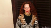 Saat ditangkap, penyanyi berusia 41 tahun itu bersama Dewi Aminah, istri Gatot dan beberapa orang lainnya sedang berada di kamar Gatot Brajamusti. Pool/Gus Mun/detikFoto.